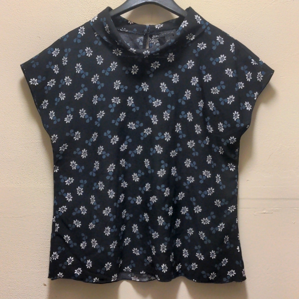 🍀 3/$9 Floral Mock Neck Blouse by Ann Taylor